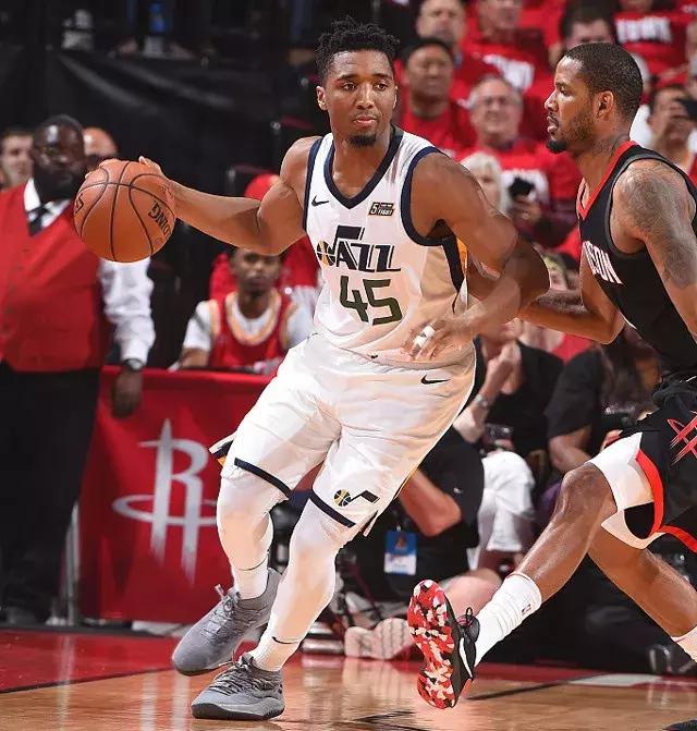  米切尔三分雨浇灭热火骑士客场爆冷终结对手不败  